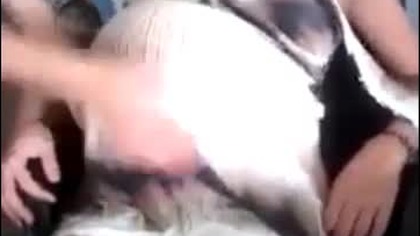 Mały mocno pręży się w łonie matki