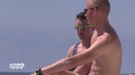 Żart na plaży w wykonaniu gorącej dziewczyny (break)