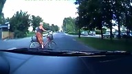 Wjazd rowerem pod samoch&oacute;d