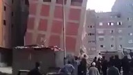 Budynek zawala się po wielkim trzęsieniu ziemi w Nepalu