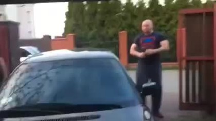 Zbigniew Stonoga przegania bandzior&oacute;w 