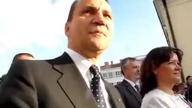 Sikorski ucieka przed kibicami!!!!!!!(Obejrzyj koniecznie)