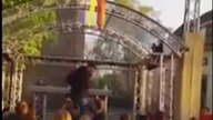 Pijany pajac sprawdza cierpliwość dj'a na scenie