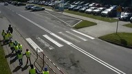 Kobieta wjeżdza w grupę przedszkolak&oacute;w