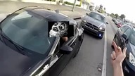 Ten motocyklista bardzo nie lubi policji
