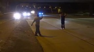 Pijana laseczka śmiga w szpilkach po autostradzie