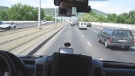 Zawodowy rajdowiec za kierownicą karetki.
