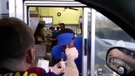 Klient obsłużył bongosem chętnych w  drive-thru