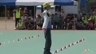 Dziewczynka prezentuje perfekcyjny slalom na rolkach
