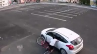 Wypadek na pustym parkingu