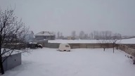 Koleś strzela z racy do kempingu