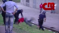 Policja pobiła pałami ojca i dziadka w obecności syna! To dopiero przesada