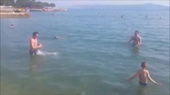 Ci faceci potrzebują instrukcji do obsługi frisbee