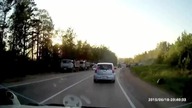 Powoduje wypadek kładem i ucieka