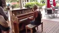 Bezdomny gra na pianinie