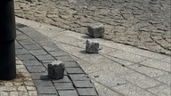 Kostka rozlatuje się i stwarza zagrożenie.  Ul.  Mickiewicza od. Nowa