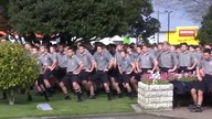 Uczniowie nauczyciela tańca haka, oddają mu hołd na pogrzebie