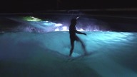 Nocny surfing po świecących falach