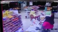 Kobieta walczy z złodziejem w markecie!