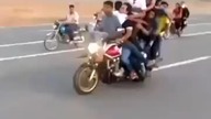 10 os&oacute;b, 1 motocykl