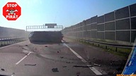 Wybuch opony zarzuca busa na bariery energochłonne na S12.  STOP PIRAT