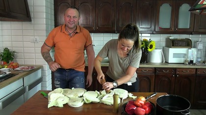 Link do E-booka:  Surówki na każdy dzień 
https://oddasz-fartucha.pl/produkt/25-surowek-na-kazdy-dzien-zdrowo-smacznie-i-szybko/ Zapraszam na nowy cykl który będziemy tworzyć wspólnie 
Prześlij zgłoszenie: 
1. Propozycję potrawy 
2. Miejscowość 
3. Zdjęcie 
email: Strzelczyk10@gmail.com  

Wesprzyj kanał kupując moją książkę 
Książka nr 1  -  https://rcl.ink/REPNj
Książka nr 2 -  https://rcl.ink/0DG1J


INSTAGRAM :  https://www.instagram.com/oddaszfartucha/?hlpl
FB :   https://www.facebook.com/pg/Tomasz-Strzelczyk-Oddaszfartucha-YouTube-1454548041521360/posts/
WSPARCIE KANAŁU   https://www.youtube.com/channel/UCHnTiRefXHNhLfr-vEF7ZLQ/join
https://www.cda.pl/ODDASZFARTUCHA/vfilm

składniki: 
karkówka 2,5 kg 
2 małe twarde kapusty 
250 g czerwonej fasoli z puszki 
250 g kukurydzy z puszki 
4 łyżki koncentratu pomidorowego 
1/2 szklanki ketchupu 
2 cebule 
3 czerwone papryki 
4 świeże pomidory 
sól pieprz do smaku 
masło klarowane lub smalec