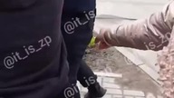 Zaporoże ; Kobiety pobiły policjantów plastikowymi skrzynkami na warzywa i uratowały mężczyzn 