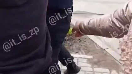 Zaporoże ; Kobiety pobiły policjantów plastikowymi skrzynkami na warzywa i uratowały mężczyzn 