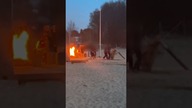 Nastolatkowie niszczyli i palili plażowe parasole w ognisku