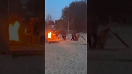 Nastolatkowie niszczyli i palili plażowe parasole w ognisku