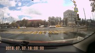 Dziewczyna w słuchawkach wchodzi pod tramwaj +18