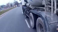 Ł&oacute;dź - nieznajomość przepis&oacute;w przez rowerzystę prowadzi prawie do tragedii
