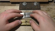Dwie wkładki podklamkowe otworzone wierzchem wytrycha.  Stara konstrukcja Yeti i młoda GAM.  #Lockpick