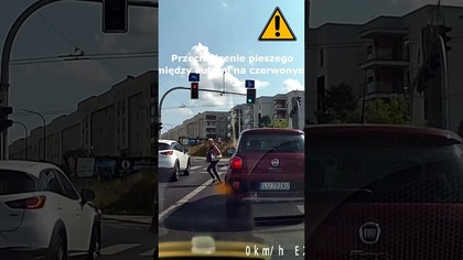 Przechodzenie pieszego między autami na czerwonym #shorts #rikordwidjo