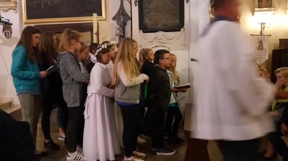 Schola Aniołki śpiewa w kościele parafialnym podczas uroczystości powitania krzyża trybunalskiego.
