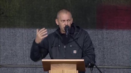 Reżyser filmów katolickich o Komunii na klęczoco i do ust.  Opowiada o egzorcyzmach Emily Rose co demony mówiły ''o Komunii na łapkę''