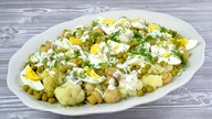 Sałatka z kalafiorem, marynowanymi pieczarkami, jajkiem i zielonym groszkiem - Smakowite Dania