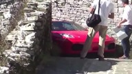 Ferrari i wąska uliczka