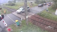 Idiotyczne zachowania kierujących na przejeździe kolejowym