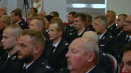 Jednostki Ochotniczych Straży Pożarnych z województwa śląskiego otrzymały dofinansowanie na zakup sprzętu ratowniczego i ochronnego w ramach programu Bezpieczny Strażak realizowanego przez Wojewódzki Fundusz Ochrony Środowiska i Gospodarki Wodnej w Katowicach. W gronie beneficjentów znalazły się m.in. OSP w Jaworznie Jeleniu oraz OSP Mysłowice-Janów.

Program Bezpieczny Strażak ma na celu wsparcie strażaków ochotników w zakupie specjalistycznego sprzętu ratowniczego, środków ochrony indywidualnej oraz wyposażenia wykorzystywanego podczas akcji ratowniczych i usuwania skutków zagrożeń środowiskowych. W tegorocznej edycji pozytywnie oceniono 226 wniosków, a każda z jednostek otrzymała wsparcie finansowe na niezbędny sprzęt, w tym między innymi quady, łodzie ratownicze, kamery termowizyjne czy lekkie samochody ratowniczo-rozpoznawcze.

Uroczyste wręczenie promes odbyło się podczas trzech regionalnych konferencji  w Kłobucku, Żywcu oraz Mysłowicach. Ostatnia z nich miała miejsce 14 lipca w Centralnym Muzeum Pożarnictwa w Mysłowicach i była dedykowana jednostkom z centralnej części województwa, do której należy Jaworzno. W wydarzeniu uczestniczyli licznie przedstawiciele Państwowej i Ochotniczej Straży Pożarnej oraz reprezentanci władz samorządowych i rządowych. Wszyscy podkreślali znaczenie programu dla poprawy bezpieczeństwa mieszkańców oraz skuteczniejszej ochrony środowiska.

Duży nacisk podczas spotkania stawiano na współprace między służbami ratowniczymi, która jest kluczowa dla bezpieczeństwa ludzi.

Ze względu na ogromne zainteresowanie i dużą liczbę zgłoszeń Zarząd Funduszu zdecydował o uruchomieniu drugiej edycji programu Bezpieczny Strażak z kolejną pulą środków w wysokości 3 milionów złotych. Nabór wniosków do drugiego etapu trwa do 18 lipca.

Program Bezpieczny Strażak jest ważnym wsparciem dla jednostek OSP z województwa śląskiego, które każdego dnia stoją na straży bezpieczeństwa lokalnych społeczności, gotowe nieść pomoc w najtrudniejszych sytuacjach.

Materiał pochodzi ze strony https://www.jaw.pl
#jaworzno #jawpl