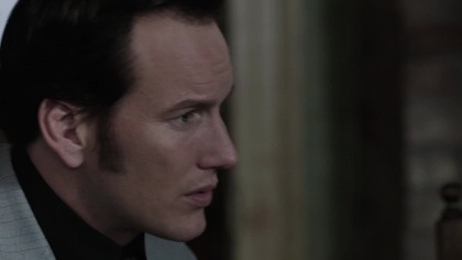 Produkcja: USA
Gatunek: Horror
Premiera: 27 czerwca 2013 (świat)
Reżyseria: James Wan
Scenariusz: Chad Hayes, Carey W. Hayes

..::(Opis)::..

Lorraine Warren (Vera Farmiga) i Ed Warren (Patrick Wilson) to badacze zjawisk paranormalnych. Pewnego dnia zostają poproszeni o pomoc przez przerażoną rodzinę mieszkającą w starym domu na uboczu. Okazuje się, że domownicy są nawiedzani przez tajemniczą zjawę, kt&oacute;ra nie chce dać im spokoju. Para badaczy staje do walki z najstraszniejszym demonem, z jakim kiedykolwiek miała do czynienia.

..::(Obsada)::..

 Vera Farmiga .... Lorraine Warren
 Patrick Wilson .... Ed Warren
 Lili Taylor .... Carolyn Perron
 Ron Livingston .... Roger Perron
 Shanley Caswell .... Andrea
 Hayley McFarland .... Nancy
 Joey King .... Christine
 Mackenzie Foy .... Cindy