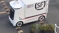 Autonomiczne samochody dostawcze w Chinach czasami potrzebują pomocy człowieka...