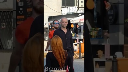 Dziewczyna na wózku wyrywa facetów