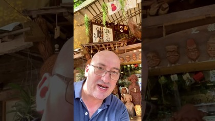 Wujek Włodek pije kawe