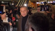 Robert Bąkiewicz swobodnie porusza się po budynku TVP.  Jestem asystentem posła