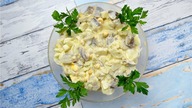 Sałatka śledziowa z podgrzybkami - Jak zrobić - Smakowite Dania