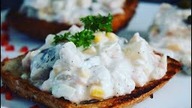 Sałatka śledziowa z łososiem i ananasem