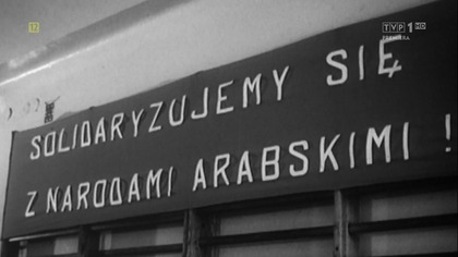 19 marca 1968 r. w Sali Kongresowej Władysław Gomułka w przemawiając do aktywu partyjnego potępił antyradzieckie przesłanie Dziad&oacute;w w reżyserii Kazimierza Dejmka. Spektakl został zdjęty z afisza, co wywołało protesty intelektualist&oacute;w, manifestacje studenckie rozpędzone brutalnie przez milicję, polskich biskup&oacute;w i posł&oacute;w koła Znak. Gomułka oskarżył o prowokacje antyradzieckie i antysocjalistyczne syjonist&oacute;w i intelektualist&oacute;w. 