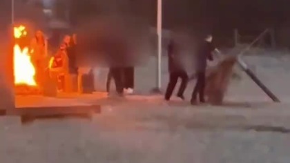 Nastolatkowie niszczyli i palili plażowe parasole w ognisku
