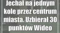Jechał na jednym kole przez centrum miasta.  Uzbierał 30 punktów (Wideo)